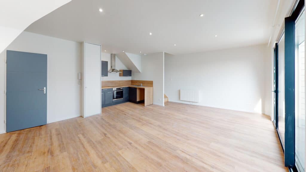 Transformation d’une grange en logements locatifs modernes avec cuisine équipée et espaces lumineux