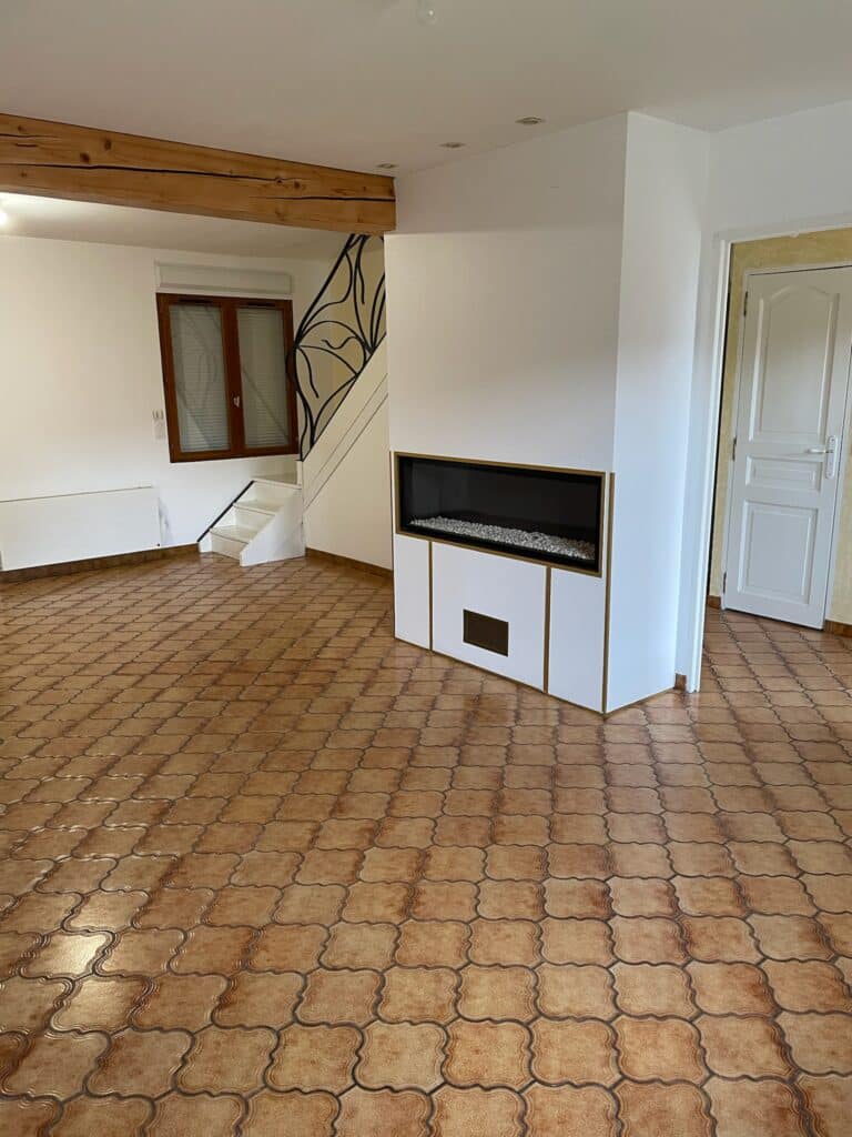 Salon moderne du pavillon à Saint Léger les Domart, avec cheminée intégrée, sol carrelé rétro et escalier design. rafraîchissement d'un pavillon