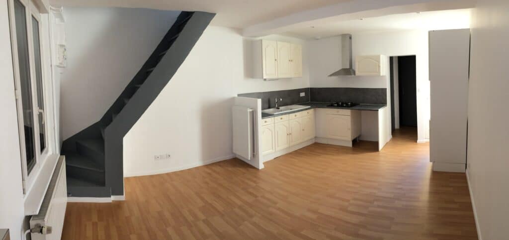 Cuisine rénovée avec espace ouvert, parquet et escalier moderne dans une maison de ville à Moreuil