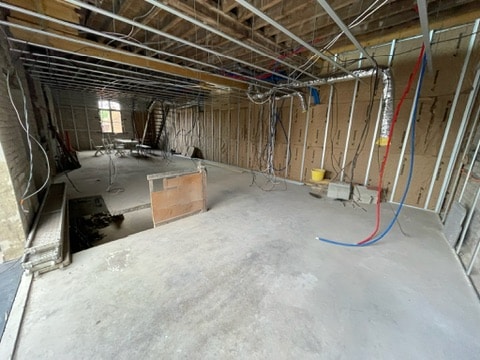Travaux d’aménagement intérieur au rez-de-chaussée de la grange située dans la Somme, avec isolation et câblage en cours