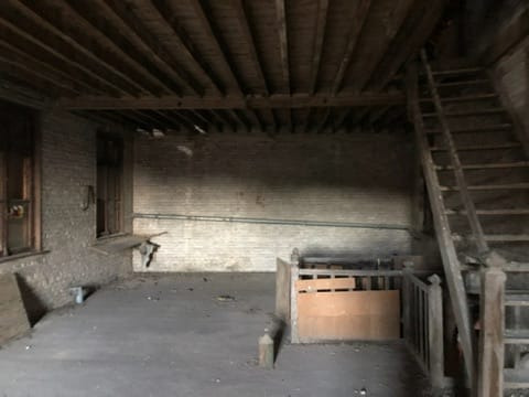 Escalier et mezzanine en bois dans une grange de la Somme avant sa transformation en logements