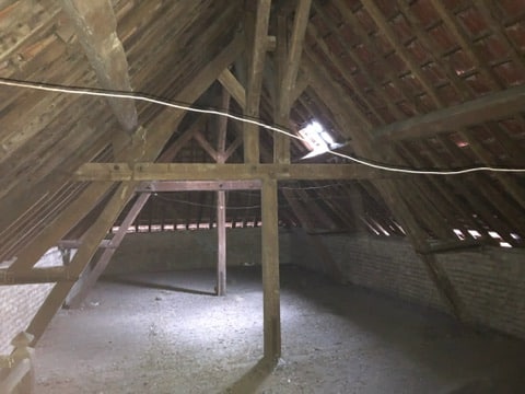 Charpente en bois massif dans une grange de la Somme avant sa rénovation en trois logements