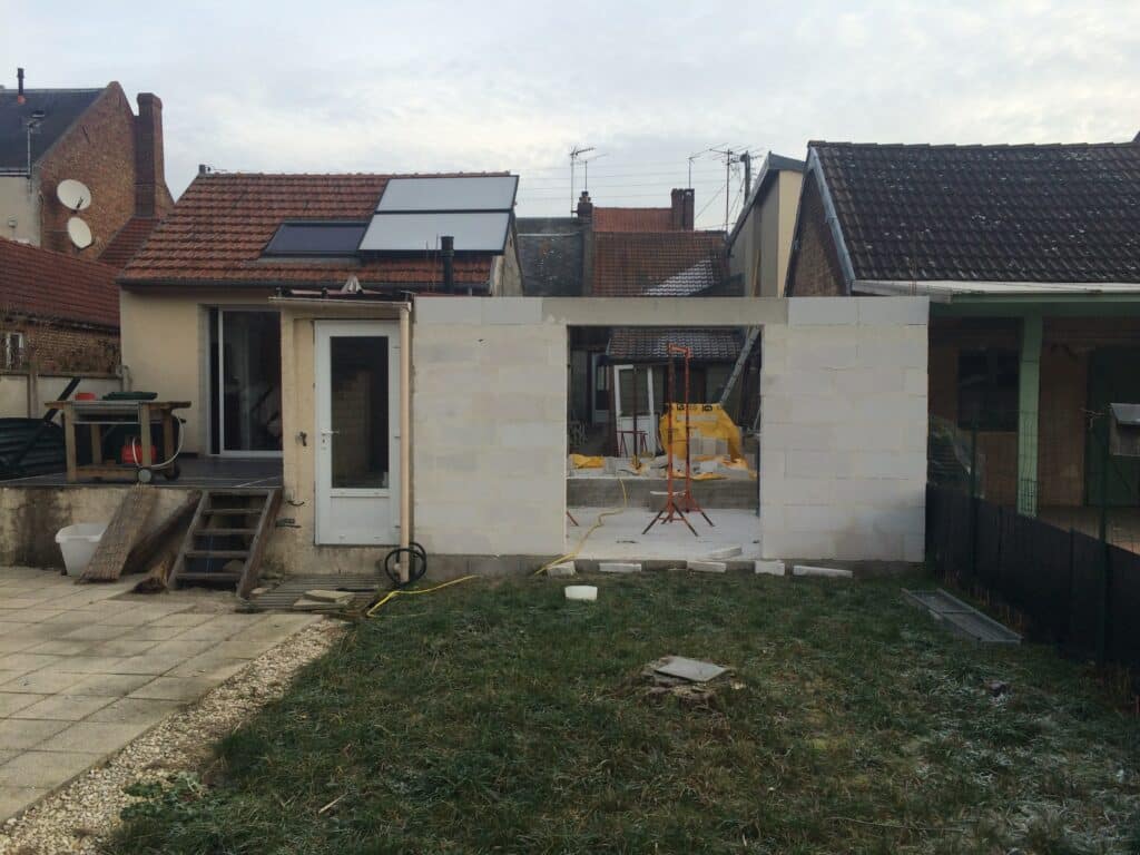 Extension de la maison de ville à Moreuil en cours de construction avec murs en parpaings